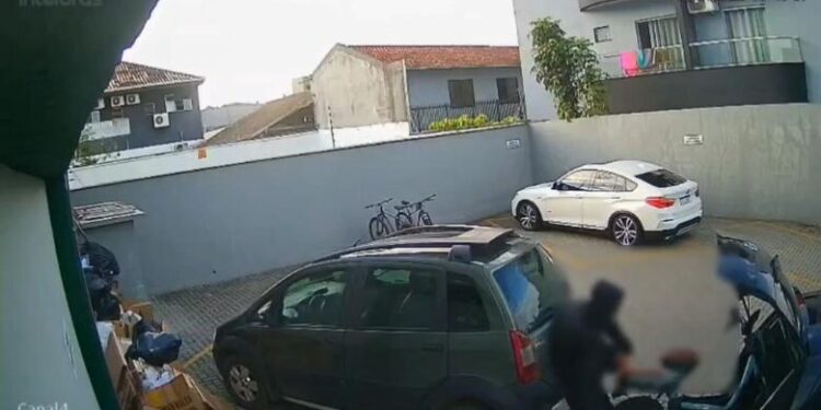 Ladrão atrapalhado não consegue furtar scooter elétrica em Joinville