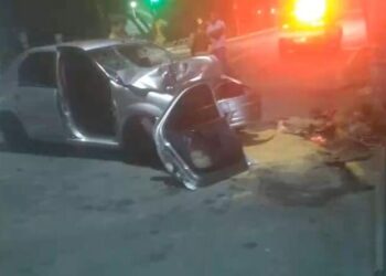 [Vídeo] Carro colide em poste no Centro de Jaraguá do Sul