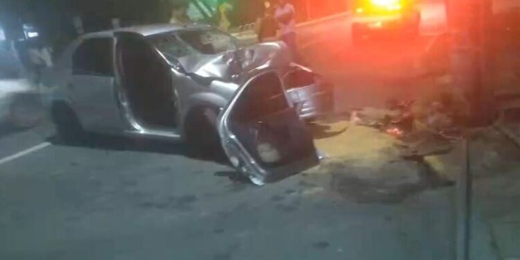 [Vídeo] Carro colide em poste no Centro de Jaraguá do Sul