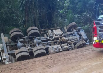 Caçamba tomba no interior de Jaraguá do Sul