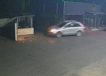 [Vídeo e fotos] Casal embriagado é preso após bater carro e fugir em Guaramirim