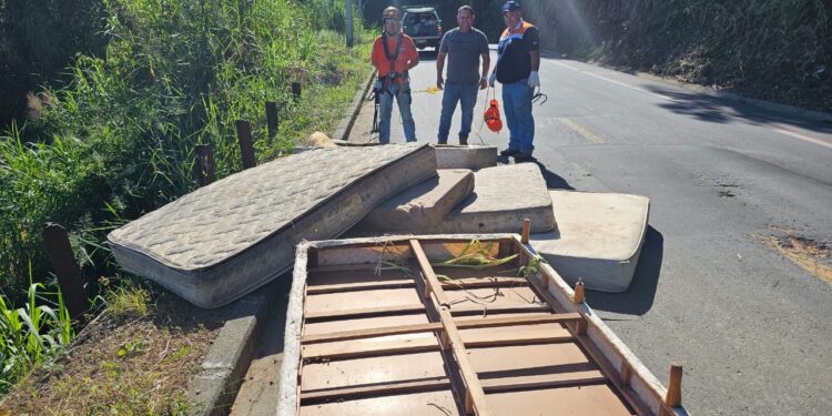 Prefeitura denuncia descarte irregular de camas e colchões em Corupá