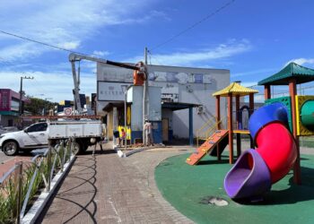 Praça no Centro de Guaramirim é liberada para uso noturno após instalação elétrica provisória