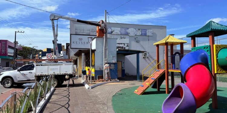 Praça no Centro de Guaramirim é liberada para uso noturno após instalação elétrica provisória