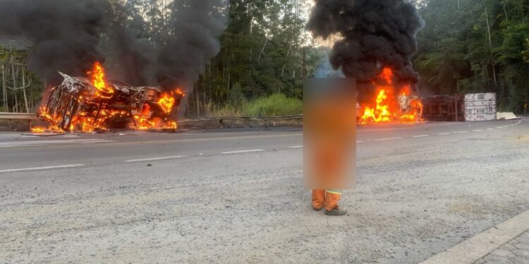 [Vídeo] Duas pessoas morrem e 12 ficam feridas em acidente na BR-280, em Corupá