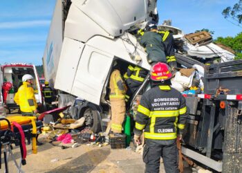 [Fotos] Dois motoristas ficam gravemente feridos em acidente entre Guaramirim e Araquari