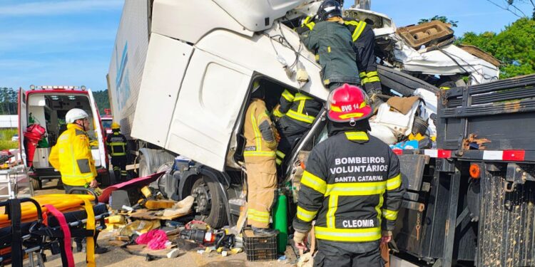 [Fotos] Dois motoristas ficam gravemente feridos em acidente entre Guaramirim e Araquari