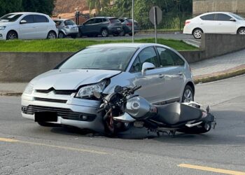 [Vídeo] Motociclista fica ferido ao bater contra carro em Jaraguá do Sul