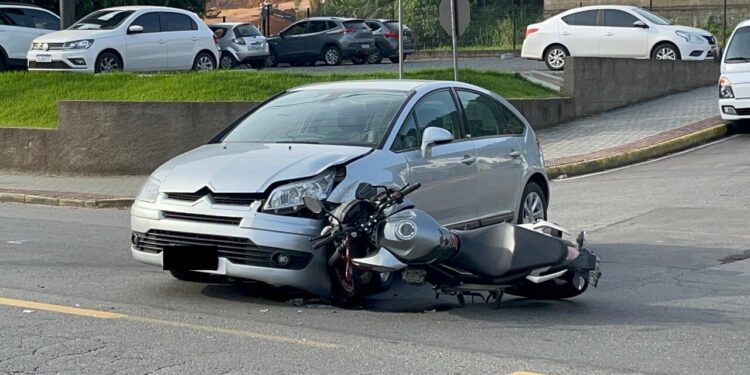 [Vídeo] Motociclista fica ferido ao bater contra carro em Jaraguá do Sul