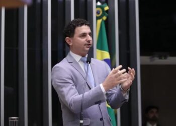 [Áudio] Deputado catarinense critica projeto que aumenta número de parlamentes: “Eu peço que o povo não esqueça”