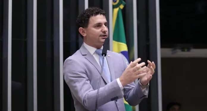 [Áudio] Deputado catarinense critica projeto que aumenta número de parlamentes: “Eu peço que o povo não esqueça”