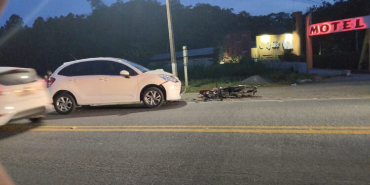 [Foto e vídeo] Motociclista é encaminhado ao hospital após acidente em Jaraguá do Sul