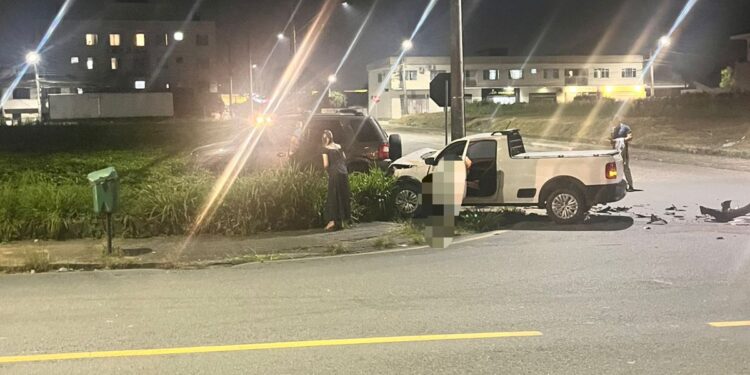 [Fotos e vídeos] Dois carros se envolvem em acidente em Jaraguá do Sul