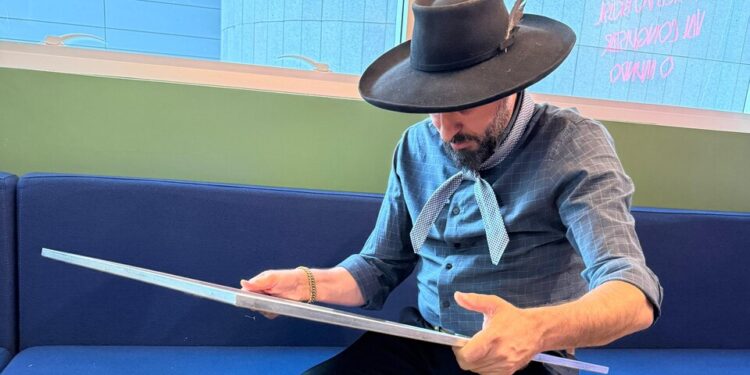 Cantor Paulinho Mocelin conquista Disco de Ouro com “Camionete Branca”