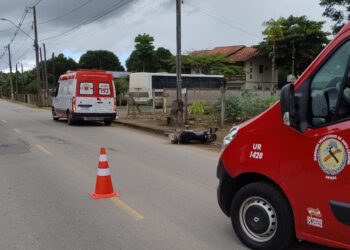 Motociclista tem ferimentos graves após bater contra poste em Guaramirim
