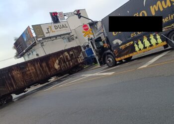 [Vídeo] Motorista não ouve e bate caminhão contra trem em Jaraguá do Sul