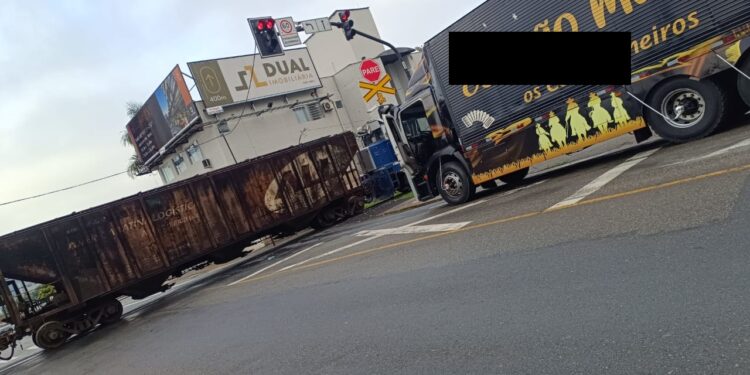 [Vídeo] Motorista não ouve e bate caminhão contra trem em Jaraguá do Sul
