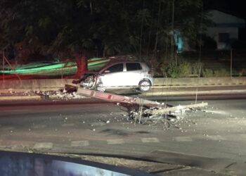 “Sem freio de mão”: Carro sem motorista bate contra poste em Jaraguá do Sul