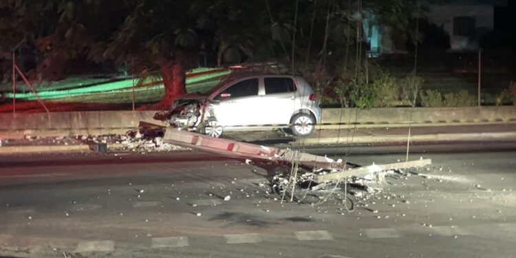 “Sem freio de mão”: Carro sem motorista bate contra poste em Jaraguá do Sul
