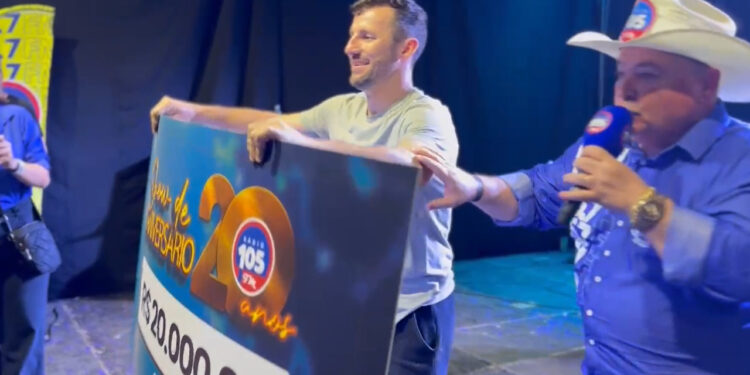 [Vídeo] Ouvinte 105 FM fatura R$ 20 mil: “Vai ajudar bastante”