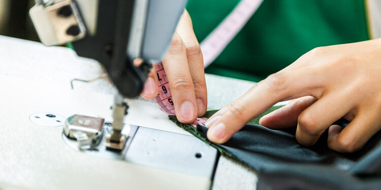 Trabalhadores do vestuário da região recebem reajuste no salário de junho