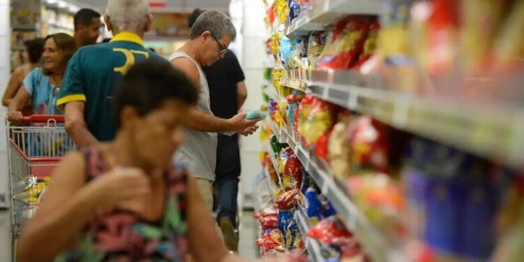 Supermercados defendem contrato de trabalho por hora
