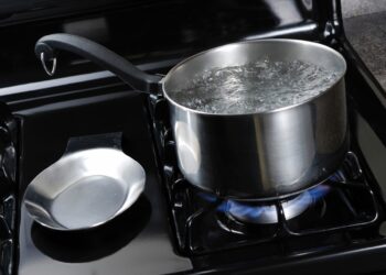 Três crianças têm queimaduras graves com água quente em Jaraguá do Sul