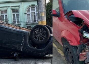 Carro capota após colisão no centro de Jaraguá do Sul