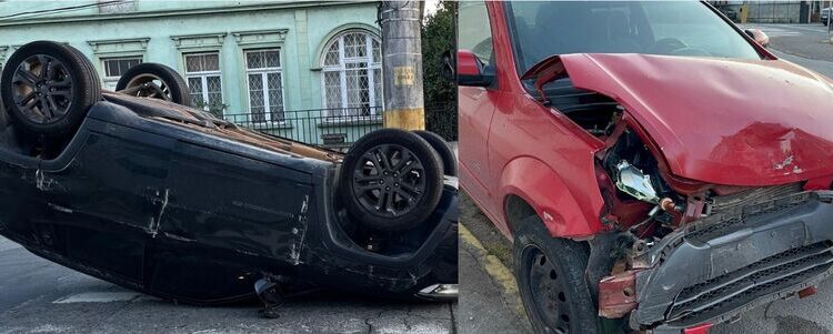 Carro capota após colisão no centro de Jaraguá do Sul