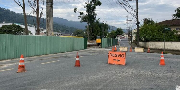 Rua João Januário Ayroso segue interditada até a próxima semana