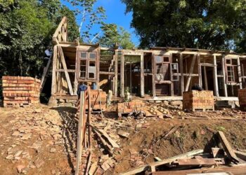 Casa enxaimel mais antiga de Jaraguá do Sul começa ser desmontada para restauração