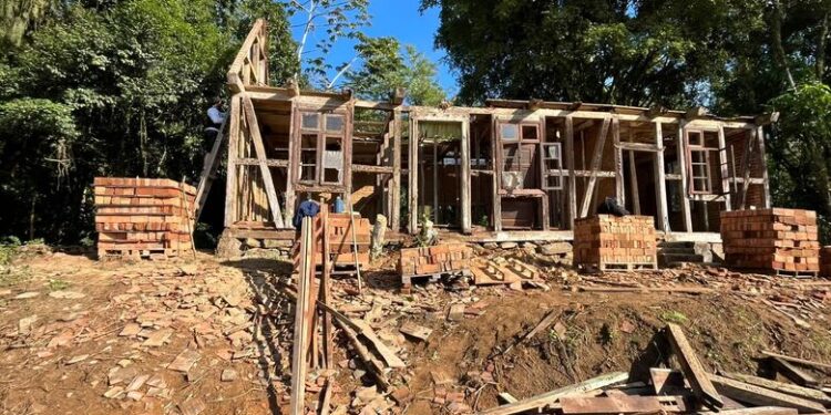 Casa enxaimel mais antiga de Jaraguá do Sul começa ser desmontada para restauração