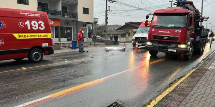 [Vídeo] Motociclista morre em acidente em Jaraguá do Sul