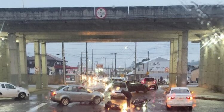 Acidente deixa motociclista ferido em Jaraguá do Sul