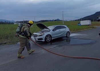 Carro tem princípio de incêndio controlado pelos bombeiros de Schroeder