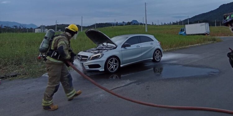 Carro tem princípio de incêndio controlado pelos bombeiros de Schroeder
