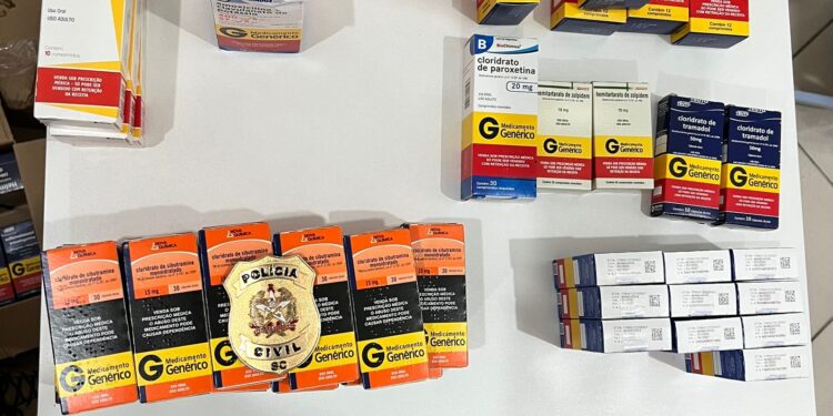 [Fotos] Farmácia que vendia medicamentos ‘tarja preta’ sem receita é alvo de operação em Schroeder