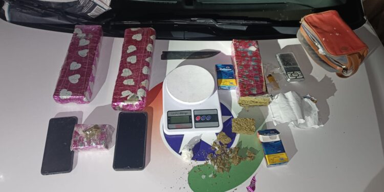 “2,8kg de maconha”: Dois homens são presos por tráfico em Schroeder