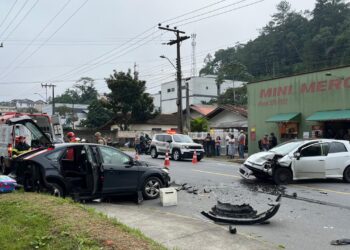 [Vídeo] Carros batem de frente em Jaraguá do Sul