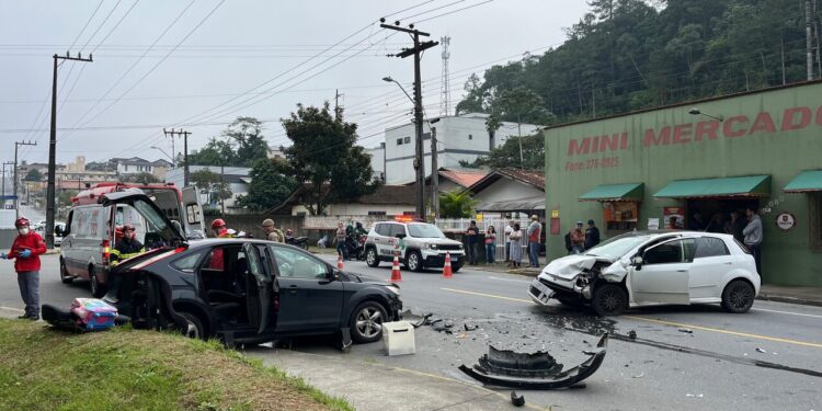 [Vídeo] Carros batem de frente em Jaraguá do Sul