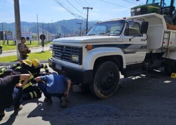 Moto para embaixo de caminhão após acidente em Guaramirim