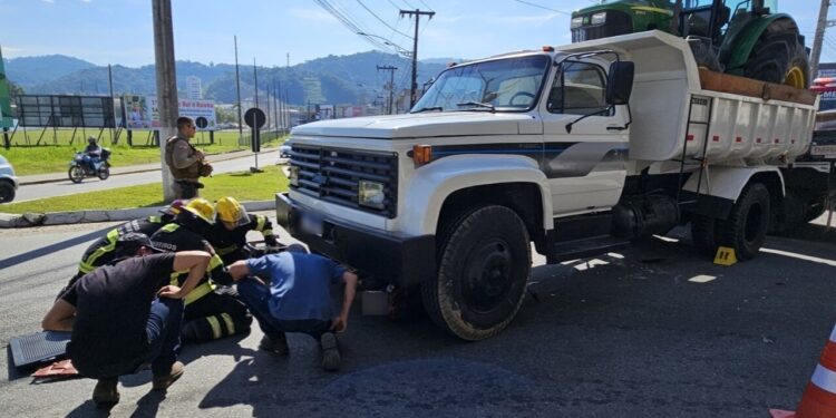 Moto para embaixo de caminhão após acidente em Guaramirim