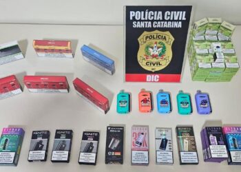 [Fotos] Polícia Civil prende homem e apreende adolescente por venda ilegal de cigarros eletrônicos em Jaraguá do Sul