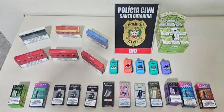 [Fotos] Polícia Civil prende homem e apreende adolescente por venda ilegal de cigarros eletrônicos em Jaraguá do Sul