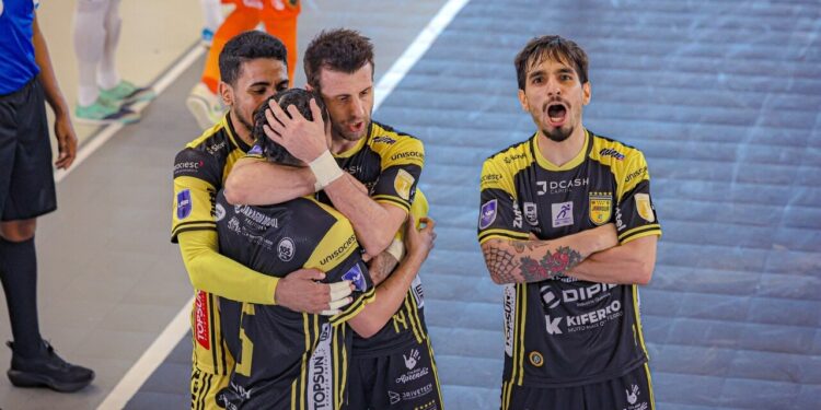 Jaraguá goleia o Pato e vai à final da Taça Brasil de Futsal