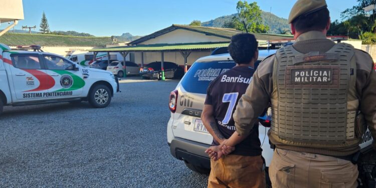 Assaltante foragido da justiça é pego pela PM em Schroeder