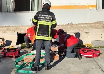 [Vídeo] Marquise desaba em escola e deixa vigia ferido em Corupá