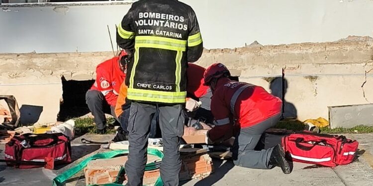 [Vídeo] Marquise desaba em escola e deixa vigia ferido em Corupá
