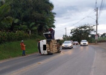 Veículo capota após condutor perder o controle e colidir em barranco em Guaramirim