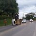 Veículo capota após condutor perder o controle e colidir em barranco em Guaramirim